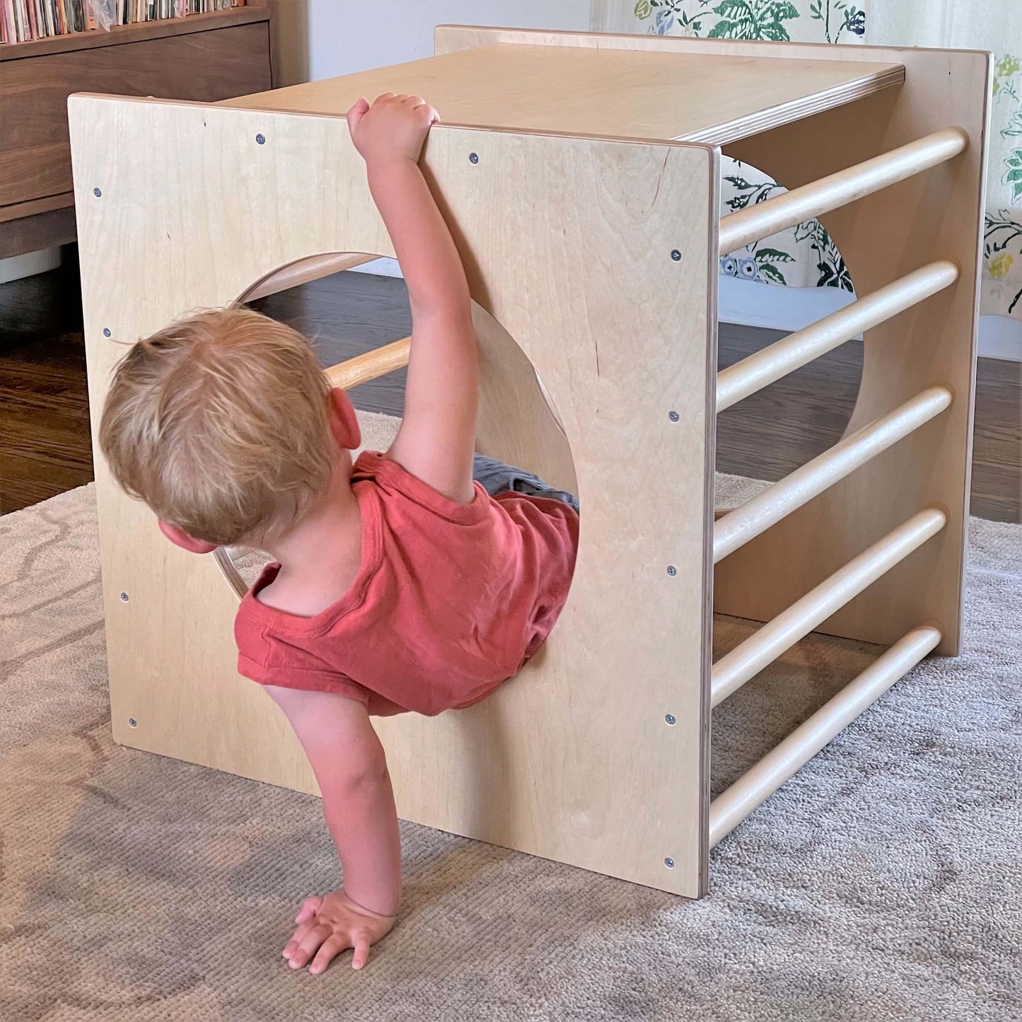 Play cube with child crawling through hole